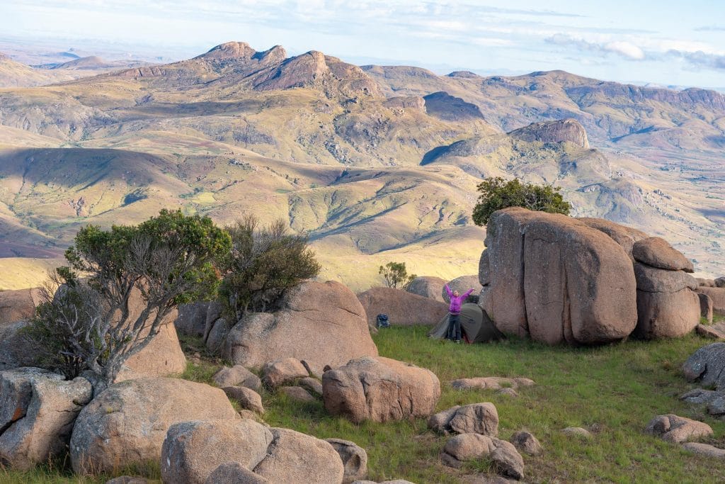 Idyllische kampeerplaats in het hooglanden bij Andonaka in de Matsiatra Ambony-regio van Madagaskar, omgeven door groene heuvels. Juni 2019.