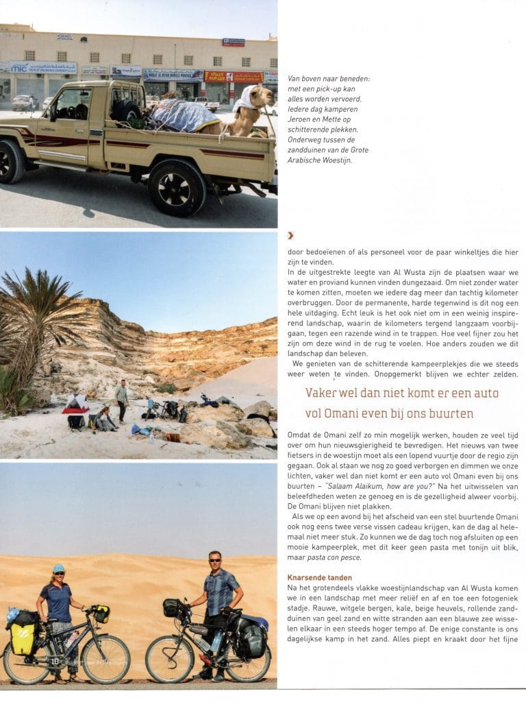 Pagina 4 van De Wereldfietser: foto van kameel op laadruimte van pickup truck in Omaanse stad, met bijschrift over kamperen in de Arabische Woestijn