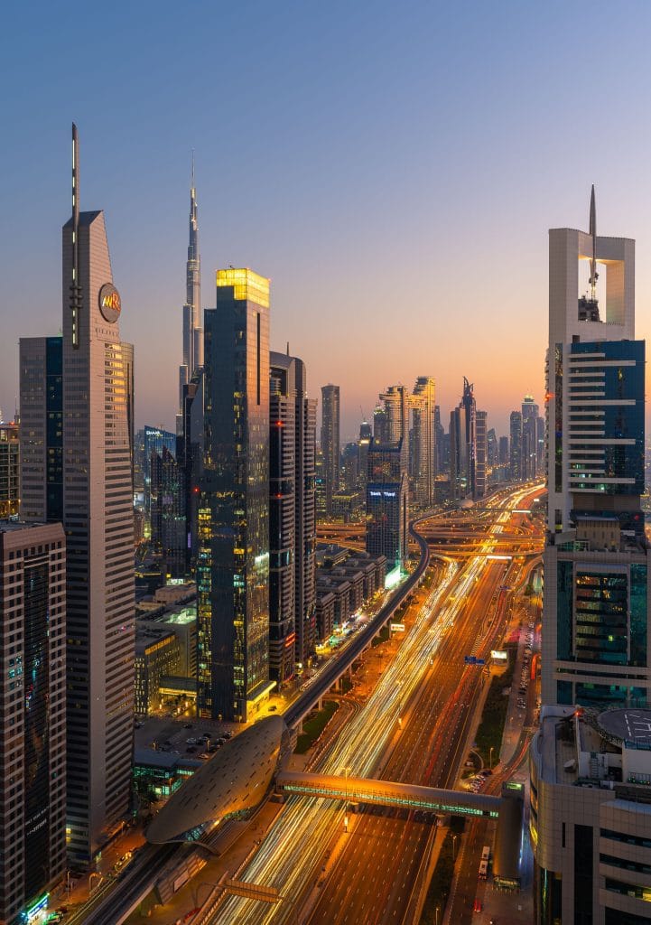 Dubai – Skyline met lichtsporen op Sheikh Zayed Road bij zonsondergang
