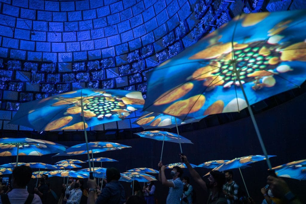 Dubai – Koepelplafond met lichtprojecties van bloemmotieven op Expo 2020