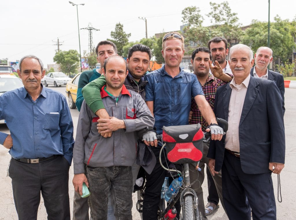 Jeroen Kleiberg met een groep Iraanse mannen voor zijn fiets in Qoshachay, West-Azerbeidzjan, Iran