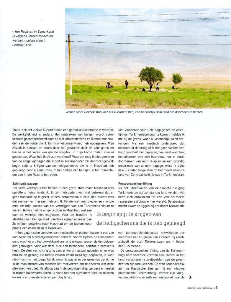 Vlakke droge steppe in Oezbekistan met enkele bomen, mensen op de achtergrond en een telegraafpaal op de fietsroute door Centraal-Azië