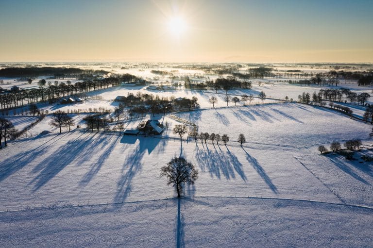 Achterhoek – Zonsopgang boven besneeuwd land bij Silvolde, vanuit de lucht