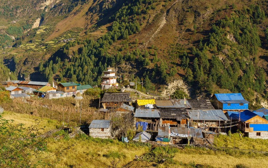 Breed uitzicht op een besneeuwd dal op het Manaslu Circuit in Nepal met bergtoppen aan beide kanten
