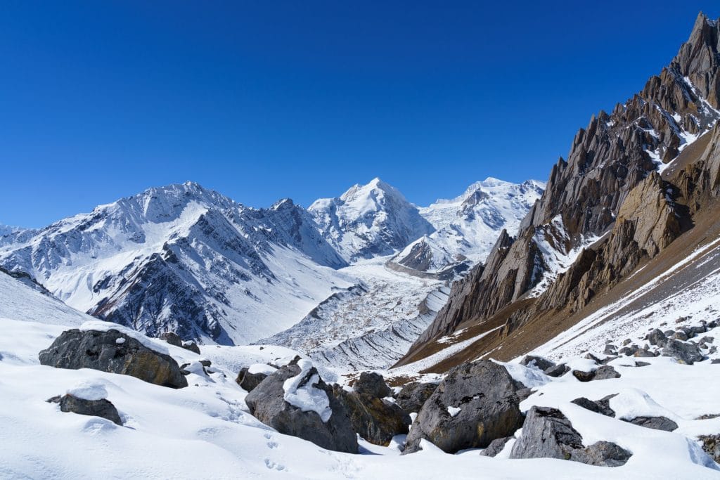 Uitzicht over besneeuwde bergtoppen op het Manaslu Circuit in Nepal vanuit grote hoogte