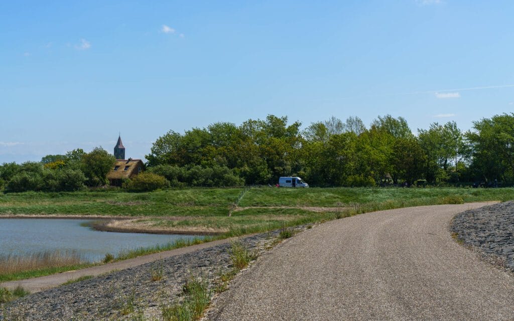 Den Oever aan de Afsluitdijk in Noord-Holland met haven en kenmerkende dorpsbebouwing, mei 2020