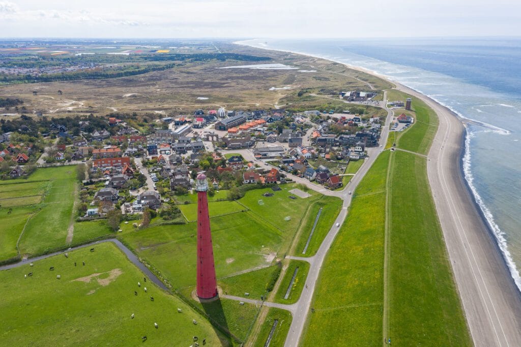 Vuurtoren Lange Jaap in Huisduinen bij Den Helder met strak blauwe lucht op de achtergrond