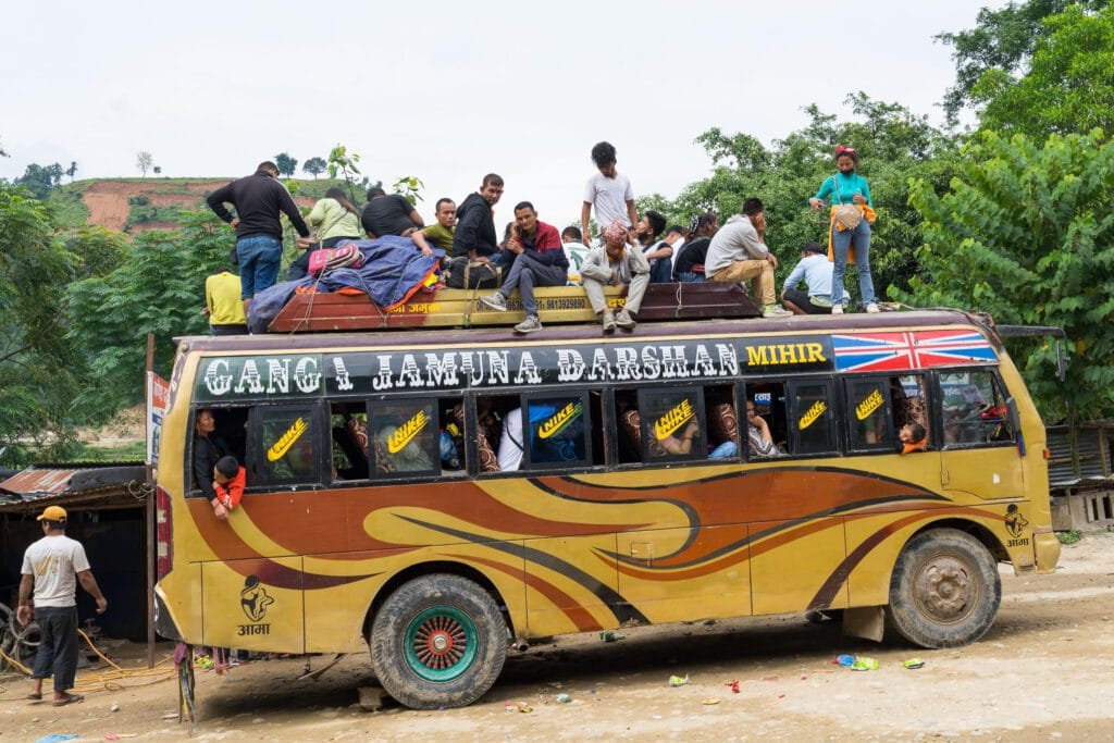 Overvolle bussen kenmerken het vervoer door Nepal