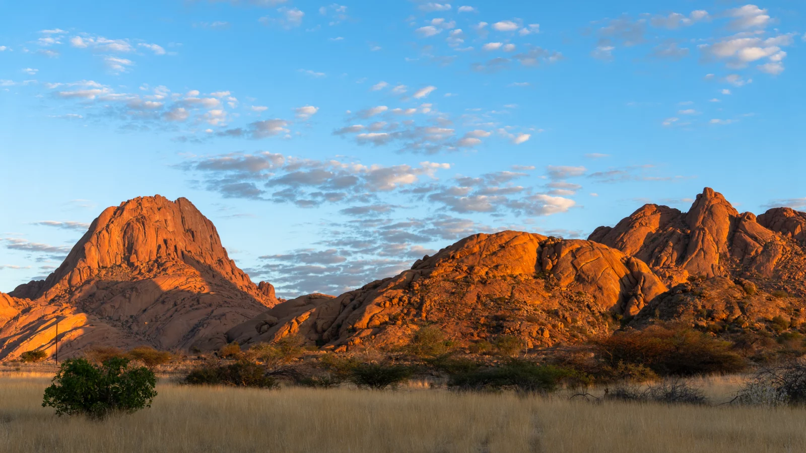 De granietrotsen van Spitzkoppe in het avondlicht
