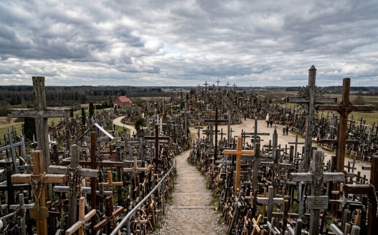 De Heuvel van Kruizen bij Šiauliai met honderdduizenden kruizen dicht opeen onder een wijde hemel