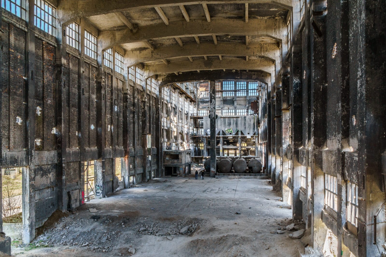 Lege fabriekshal met gebroken ruiten in het Chemiewerk Rüdersdorf bij Berlijn