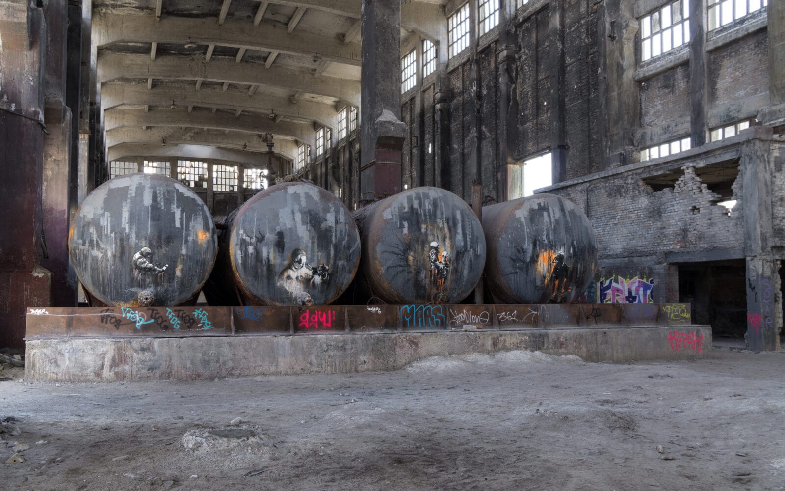 Graffiti op de oude tanks in het Chemiewerk Rüdersdorf