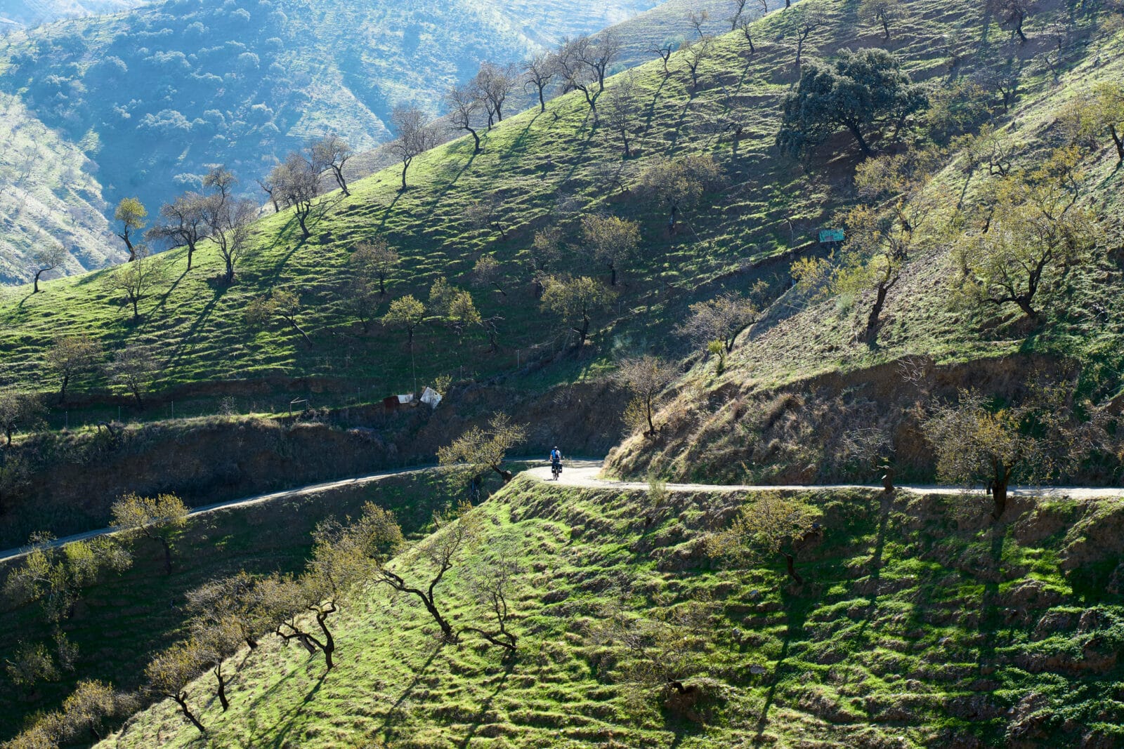 Fietser op een kronkelende bergweg bij Álora in Andalusië