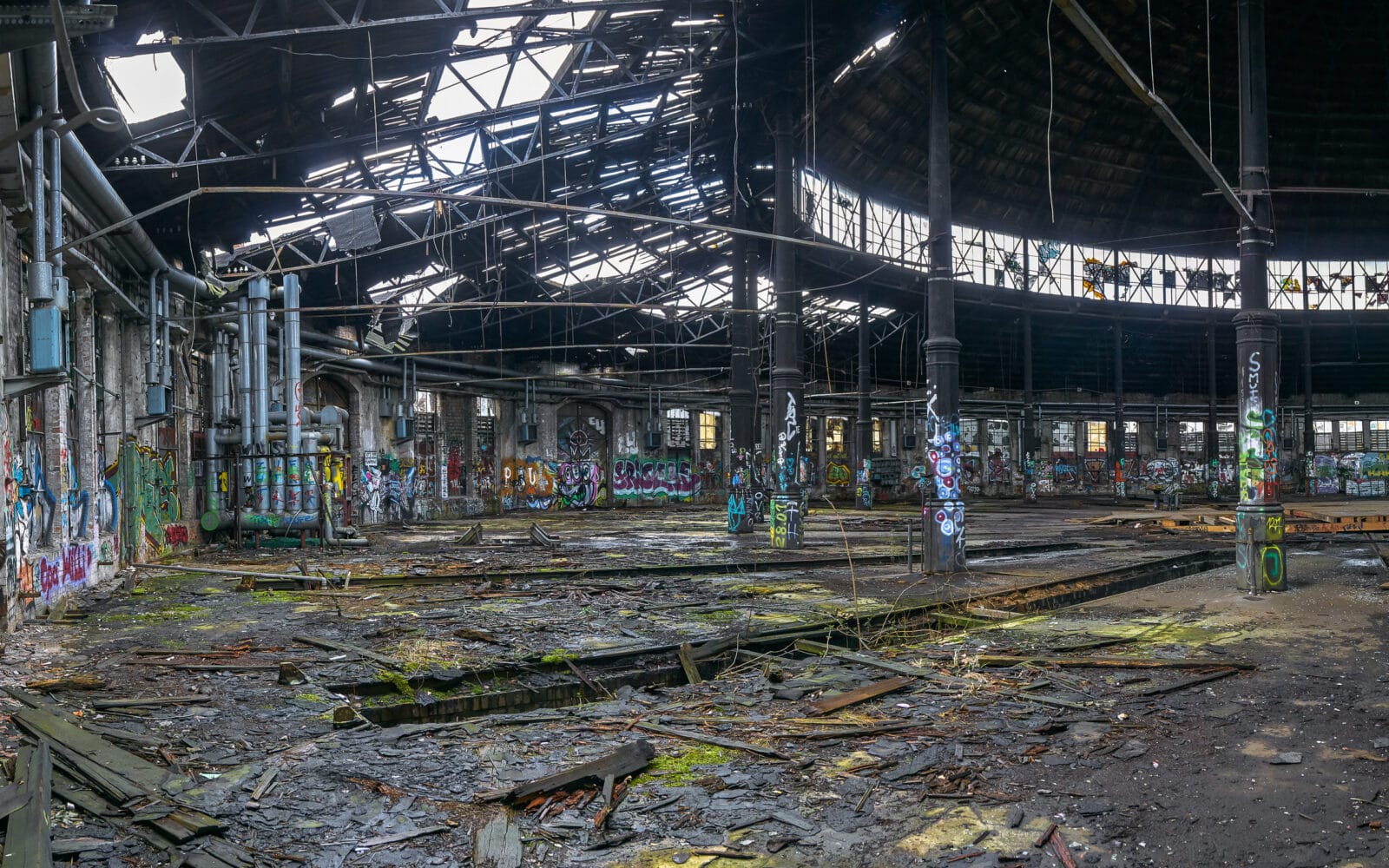 Verlaten locomotiefloods vol graffiti in Berlijn-Pankow