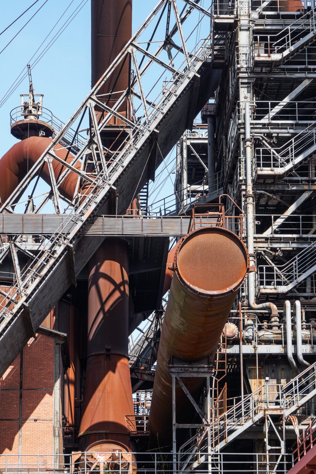 Roestende hoogoven tegen een strakke lucht, Landschaftspark Duisburg-Nord