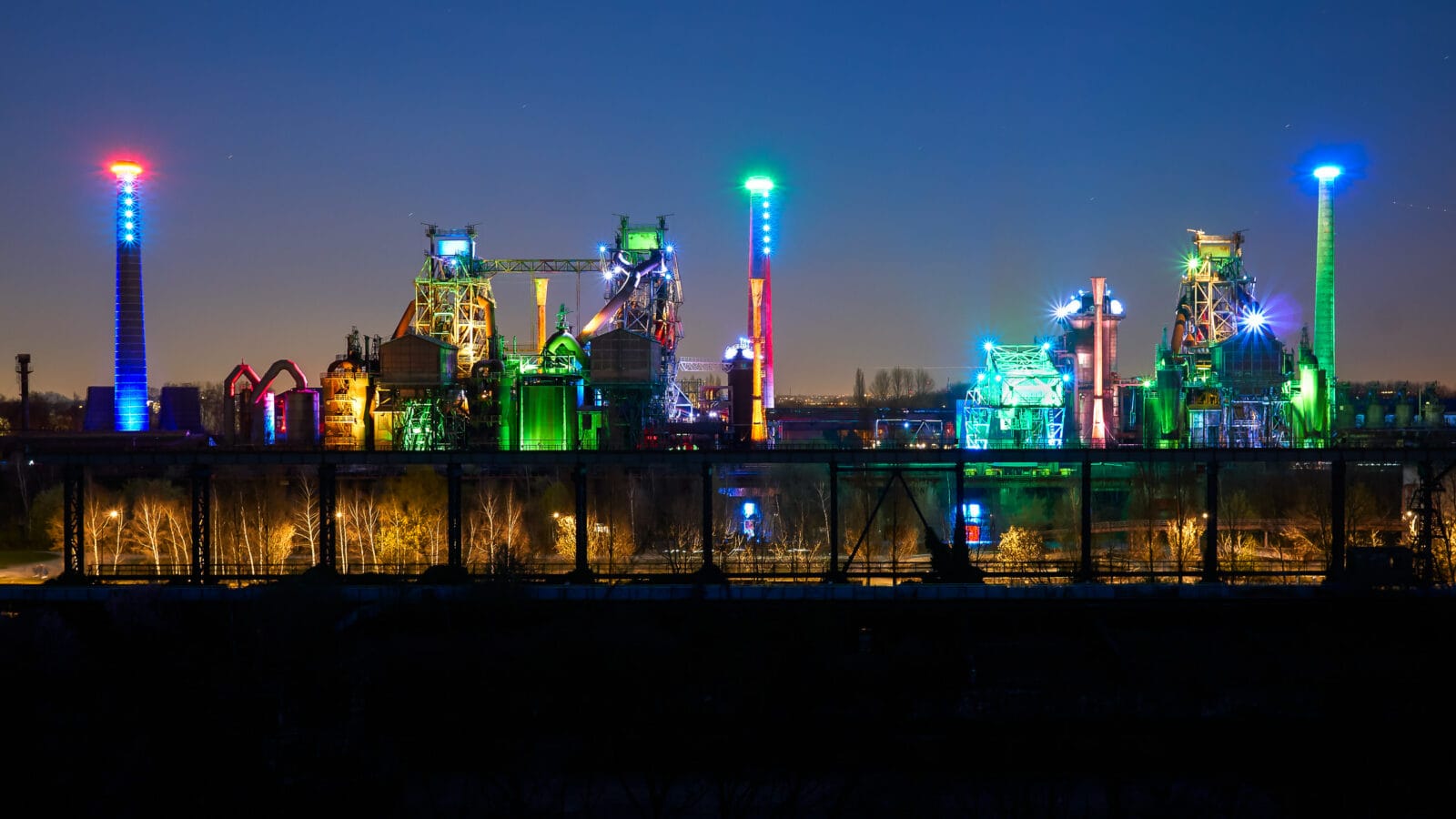 Het hoogovencomplex in gekleurd nachtlicht, Landschaftspark Duisburg-Nord