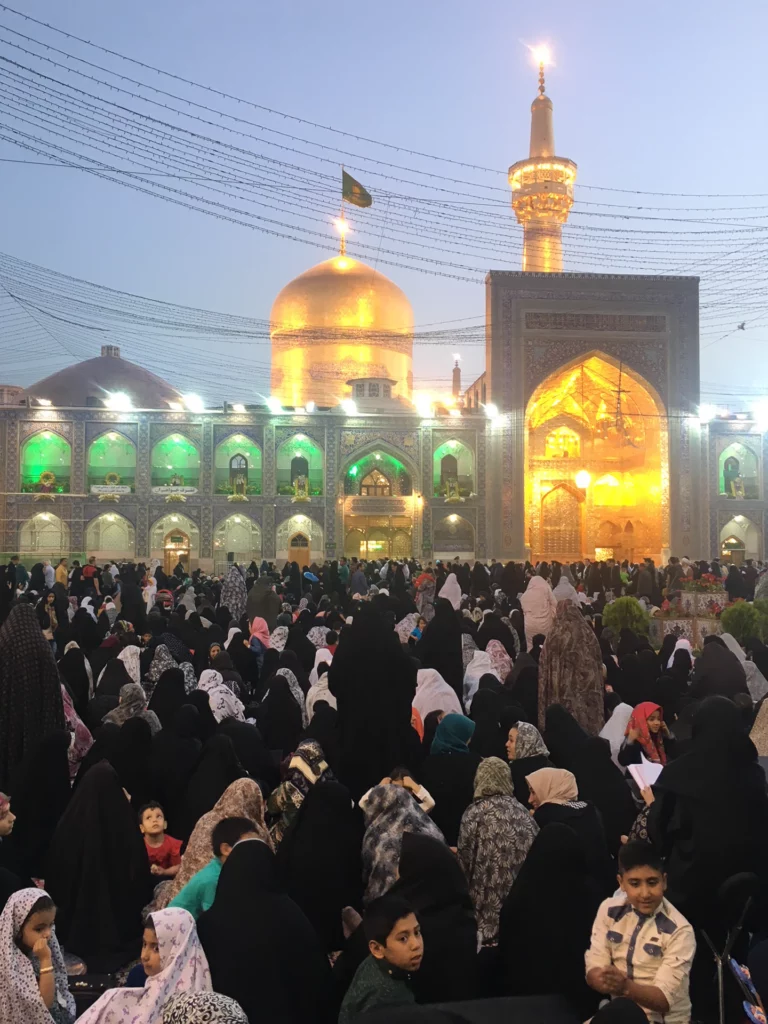 Iran, Mashhad: het verlichte Imam Reza-heiligdom in de avond