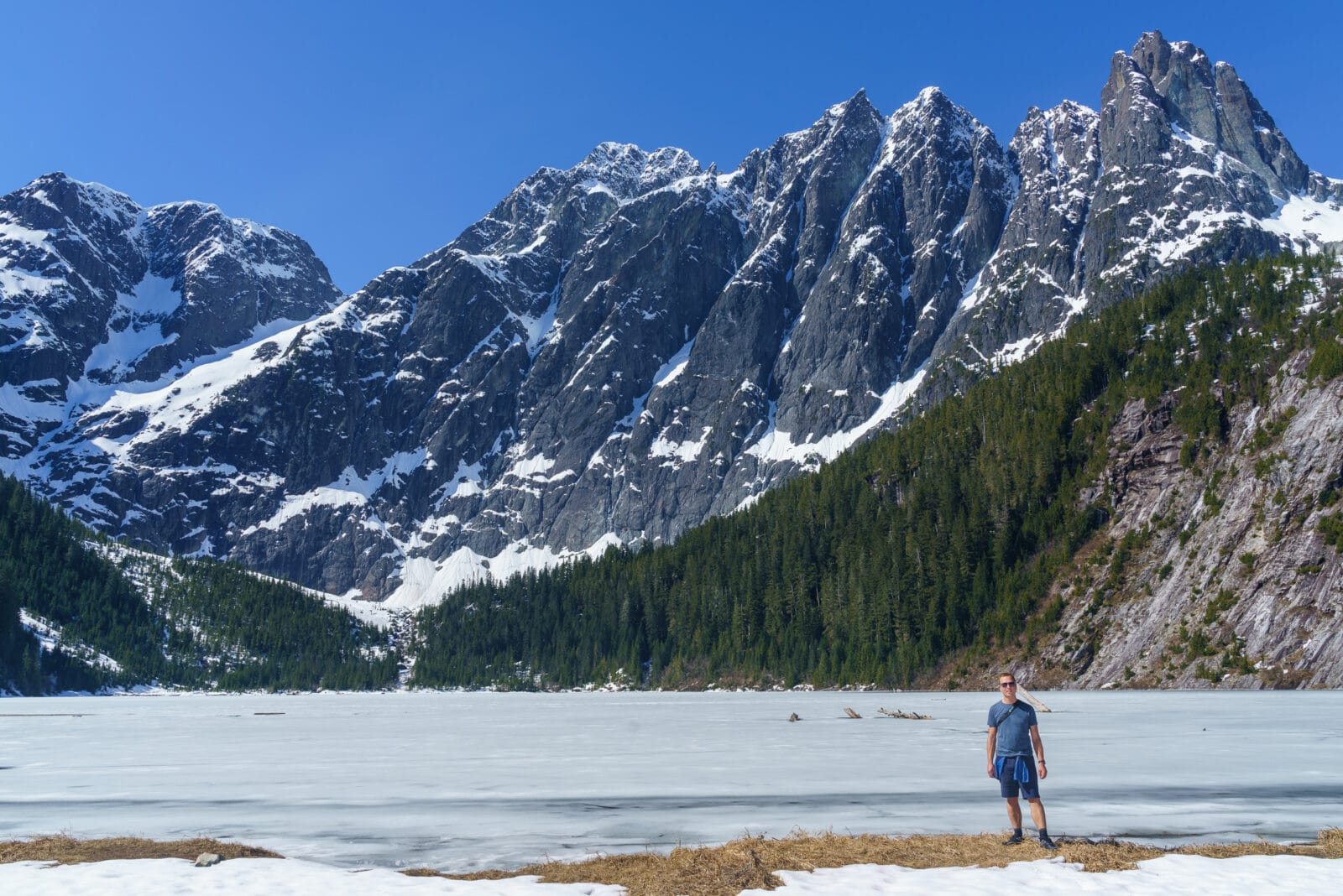 Wandelaar op het bevroren Landslide Lake, Strathcona Provincial Park