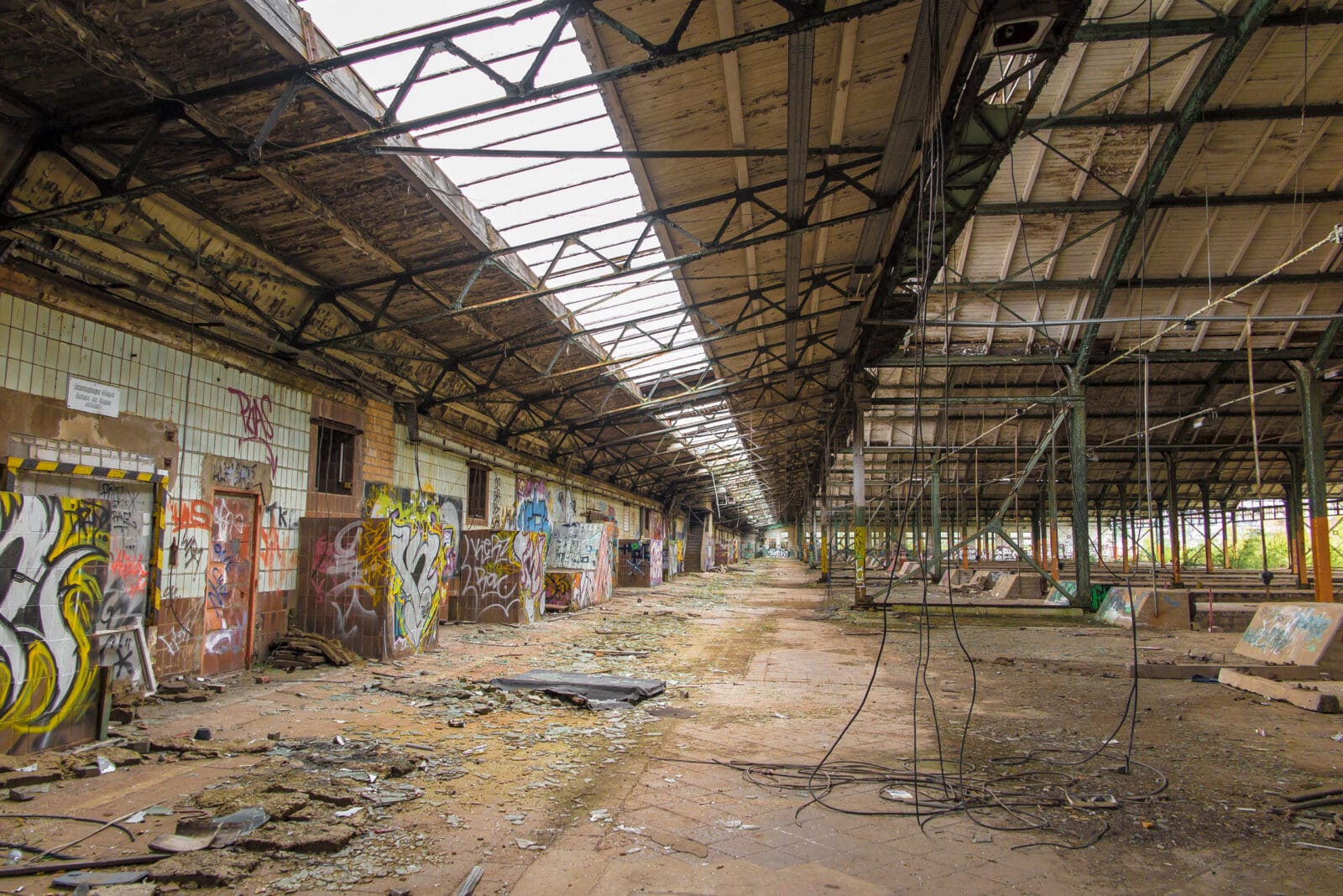 Verlaten fabriekshal vol graffiti in het noorden van Leipzig
