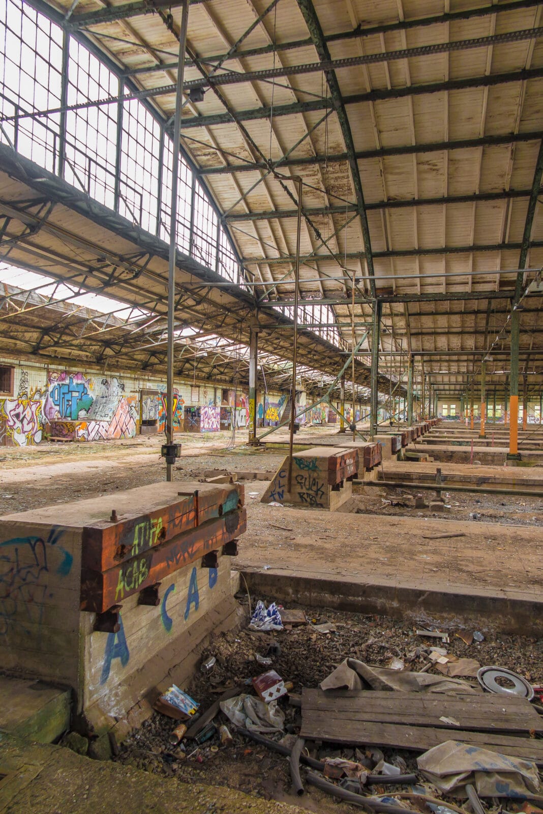 Bekladde muren van een leegstaande fabriek in het noorden van Leipzig