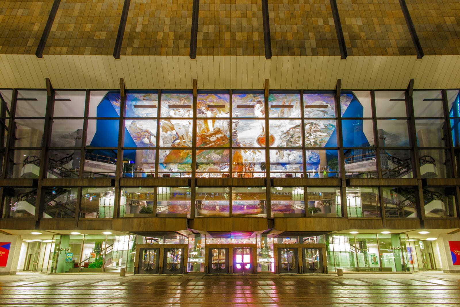 Het kleurrijke plafondschilderij achter de glazen gevel van het Gewandhaus, Leipzig