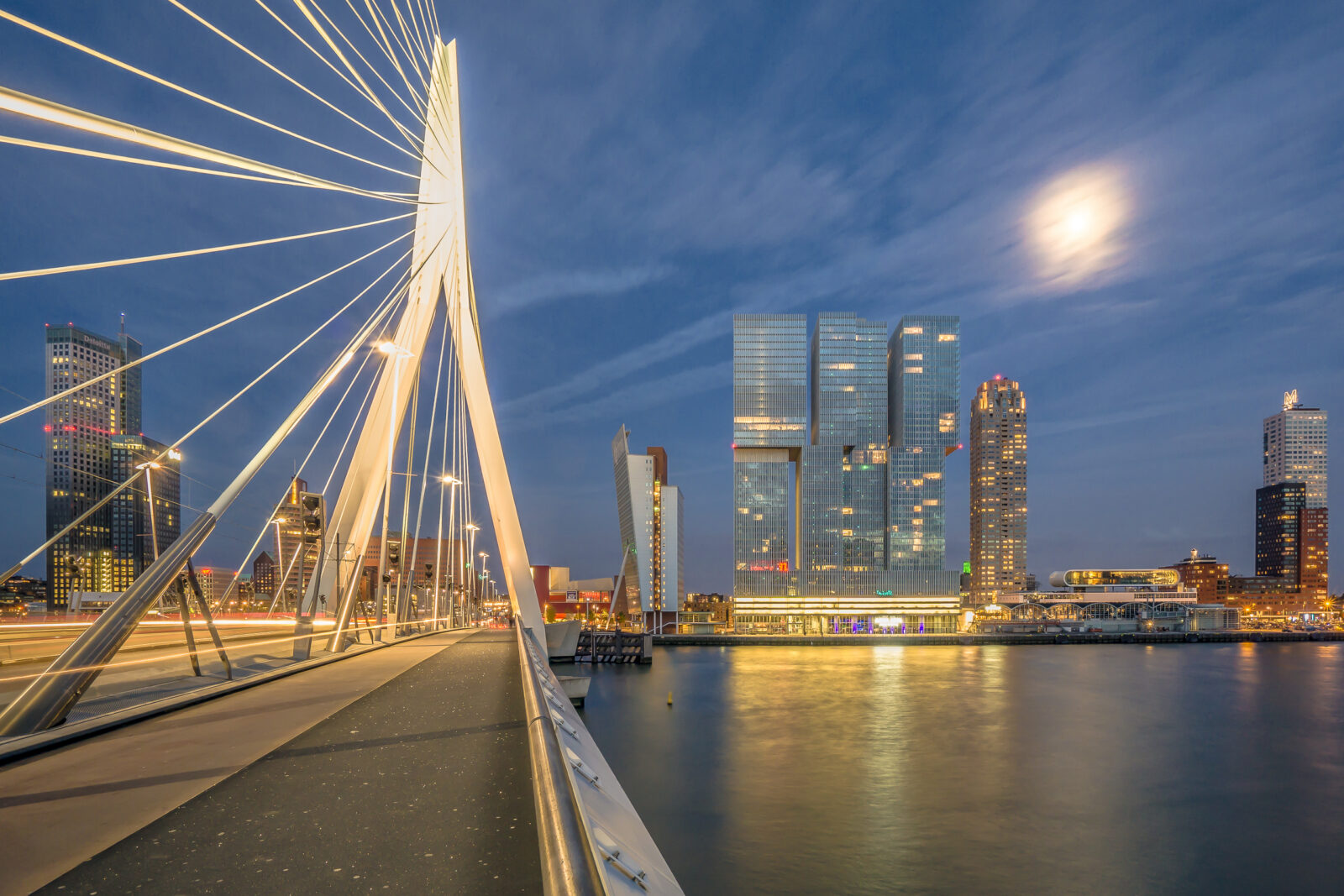 Skyline en bruglichten in de schemering, Rotterdam