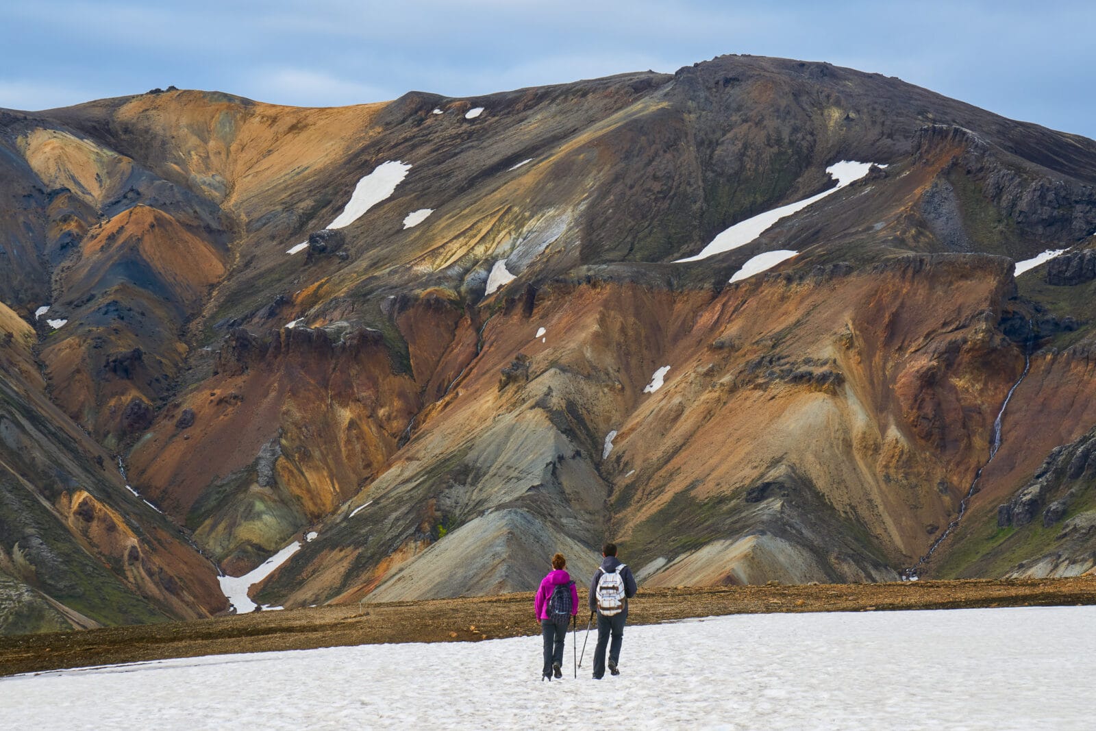 Twee wandelaars op het sneeuwveld in Vondugil bij Landmannalaugar