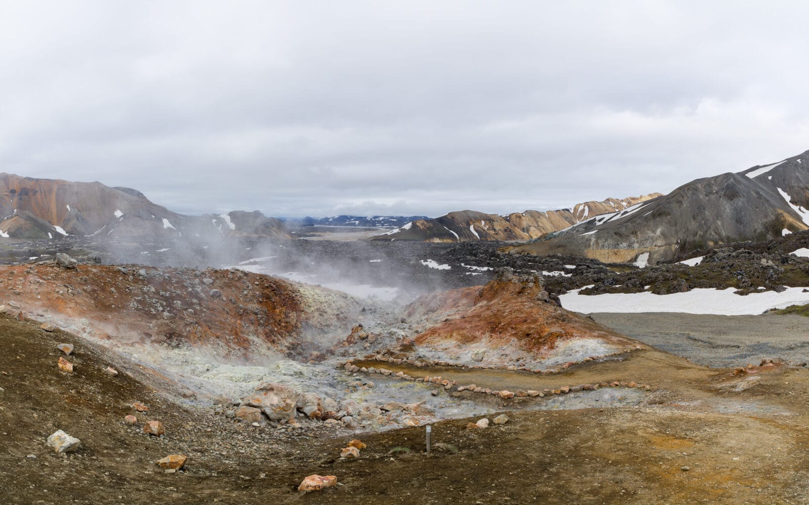 Dampende grond in het geothermische gebied van Landmannalaugar