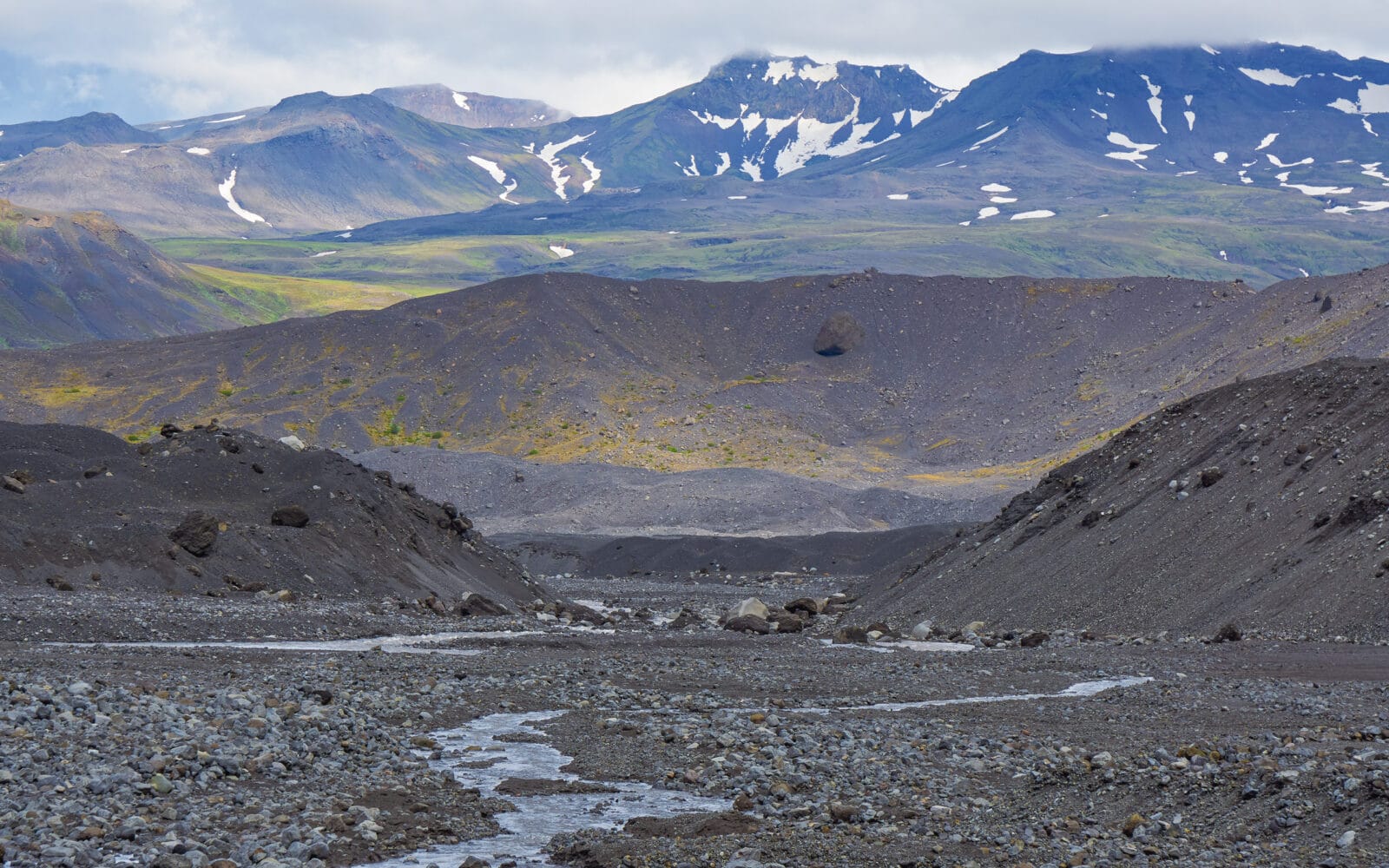 Het brede grindbed van de Markarfljót op weg naar Þórsmörk