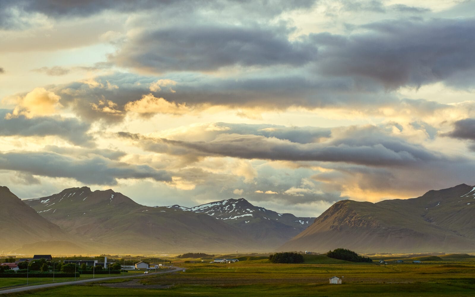 Avondlicht over de bergen achter Höfn í Hornafirði
