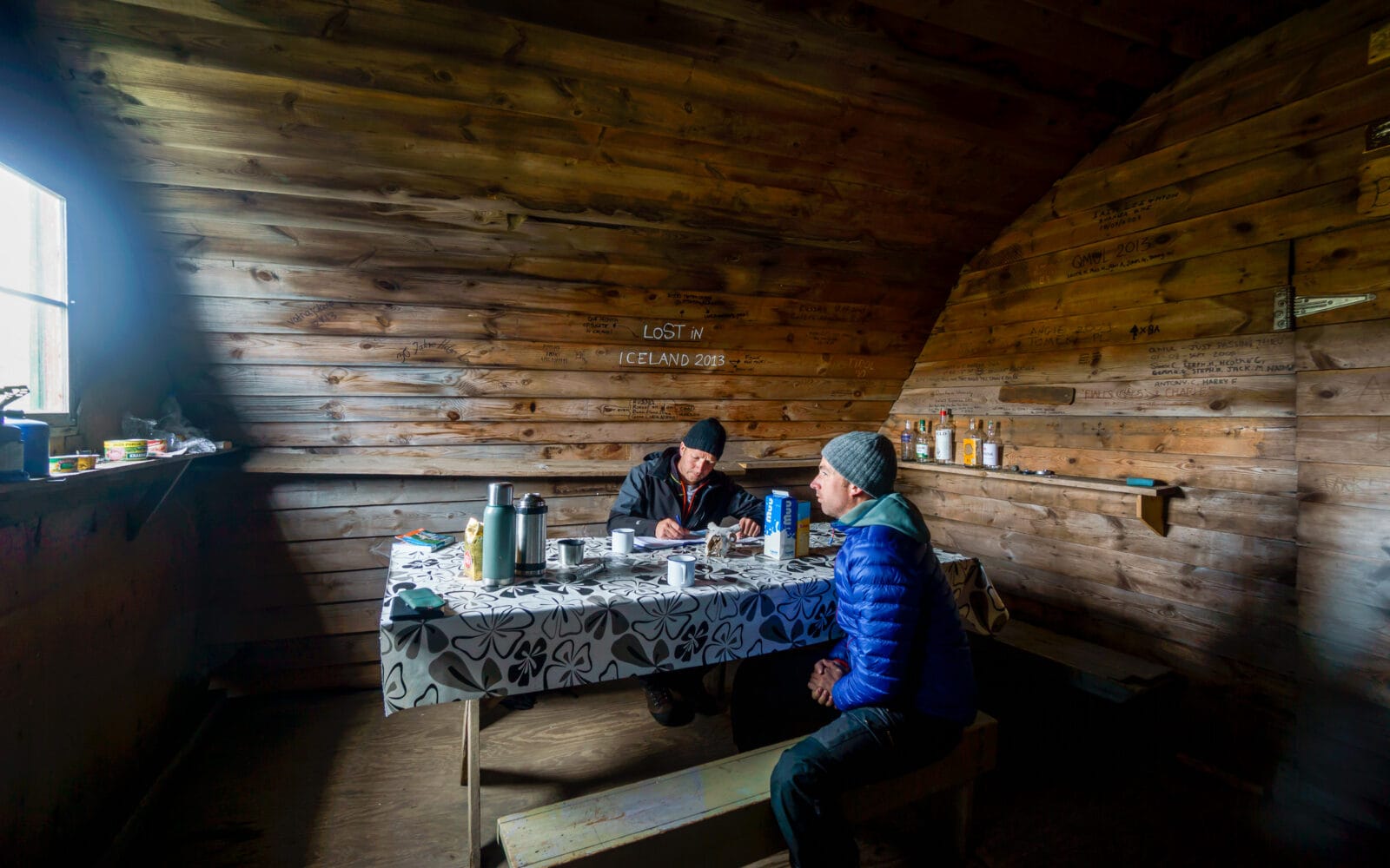 Aan tafel in een houten hut in Breiðármörk bij de Jökulsárlón