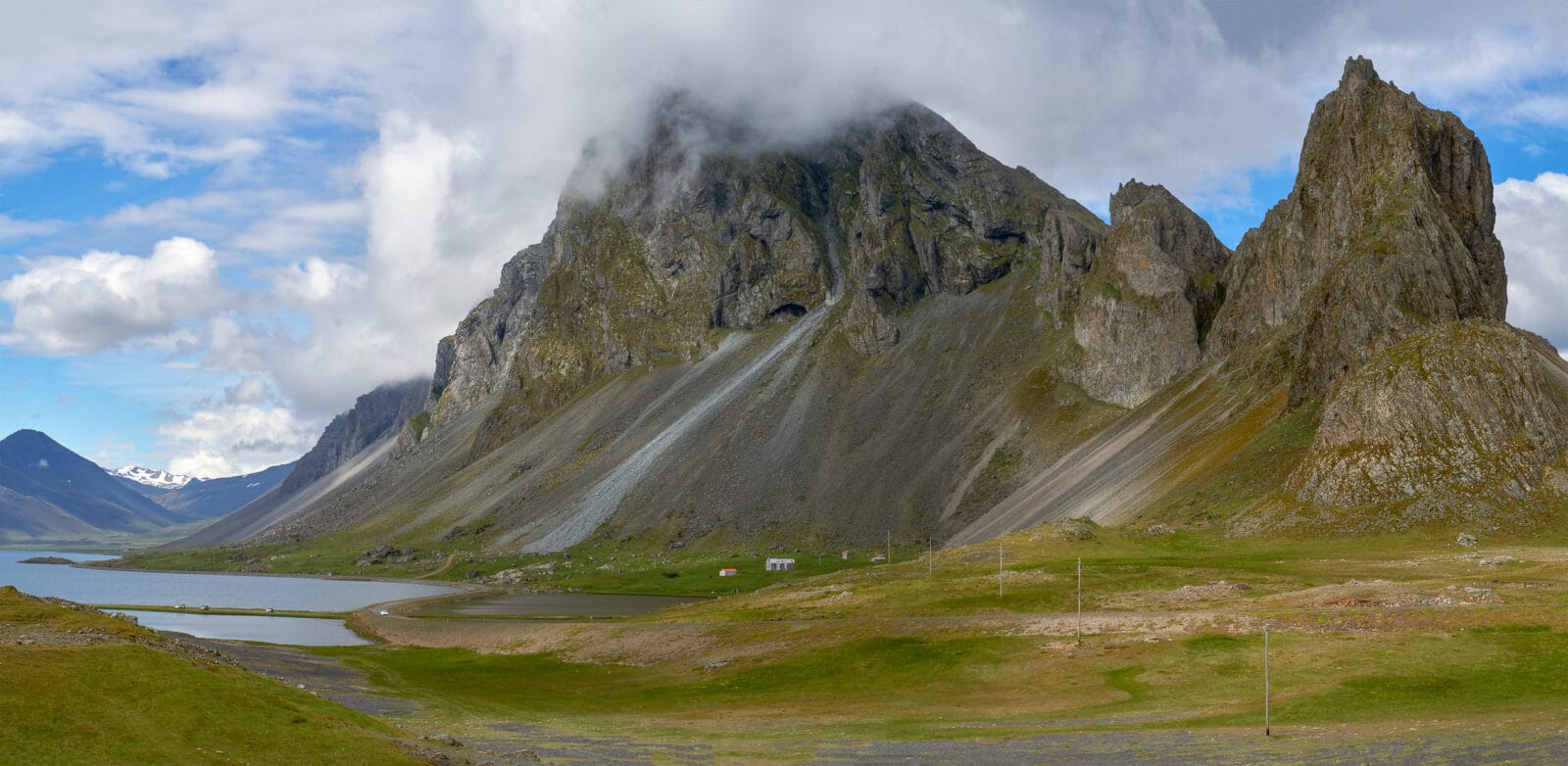 Wolken om de getande toppen van Eystrahorn bij Hvalnes