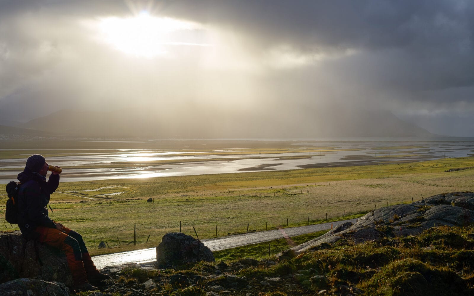 Fotograaf op een steen boven de Héraðsvötn-delta in Skagafjörður