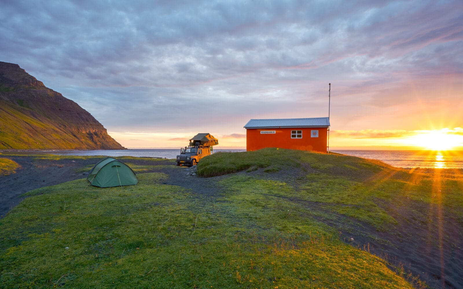 Tent en Land Rover bij het rode huisje aan de baai van Skálavík