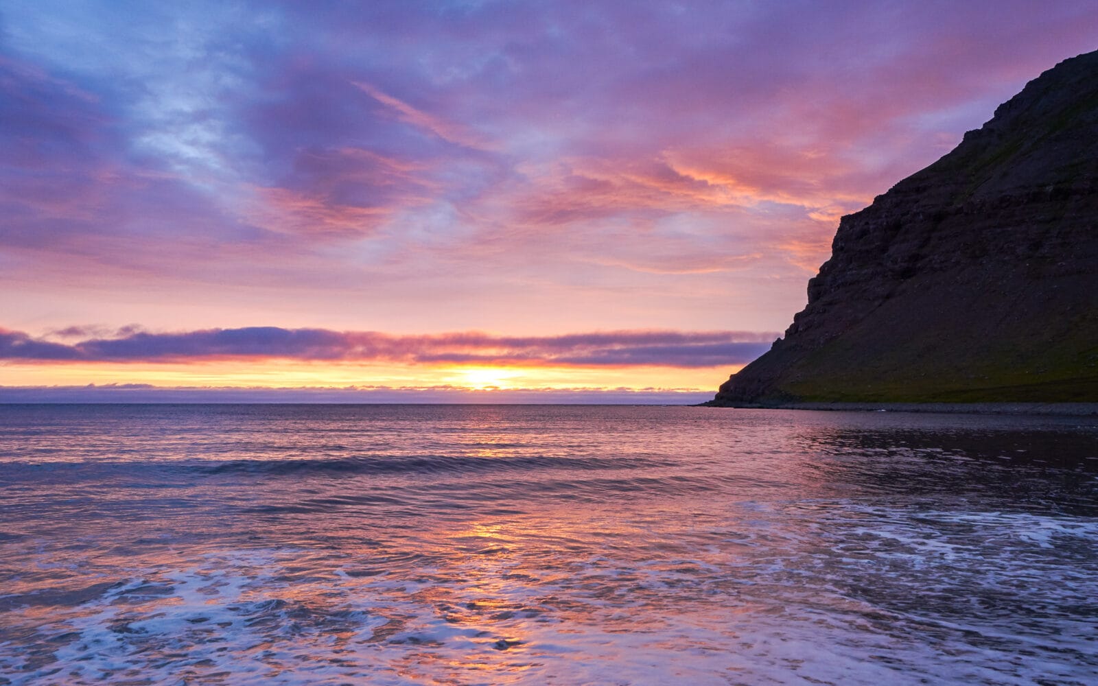 Paarse lucht boven de branding van Skálavík