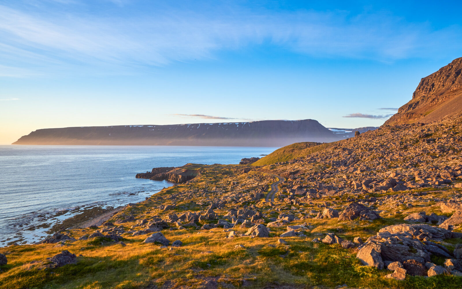 Avondzon op de rotskust bij Svalvogar aan de Dýrafjörður