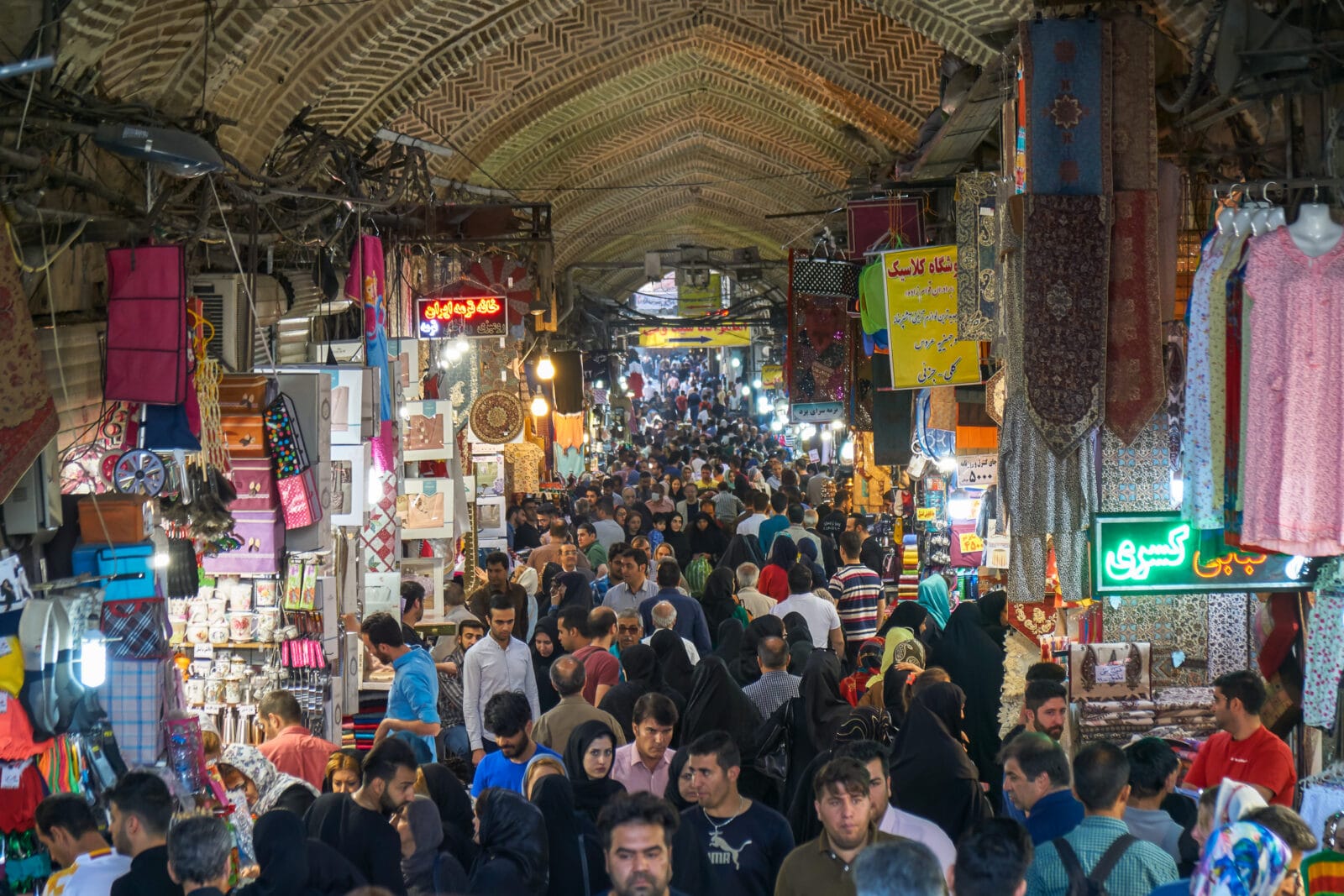 Kooplieden en klanten in de Grote Bazaar van Teheran