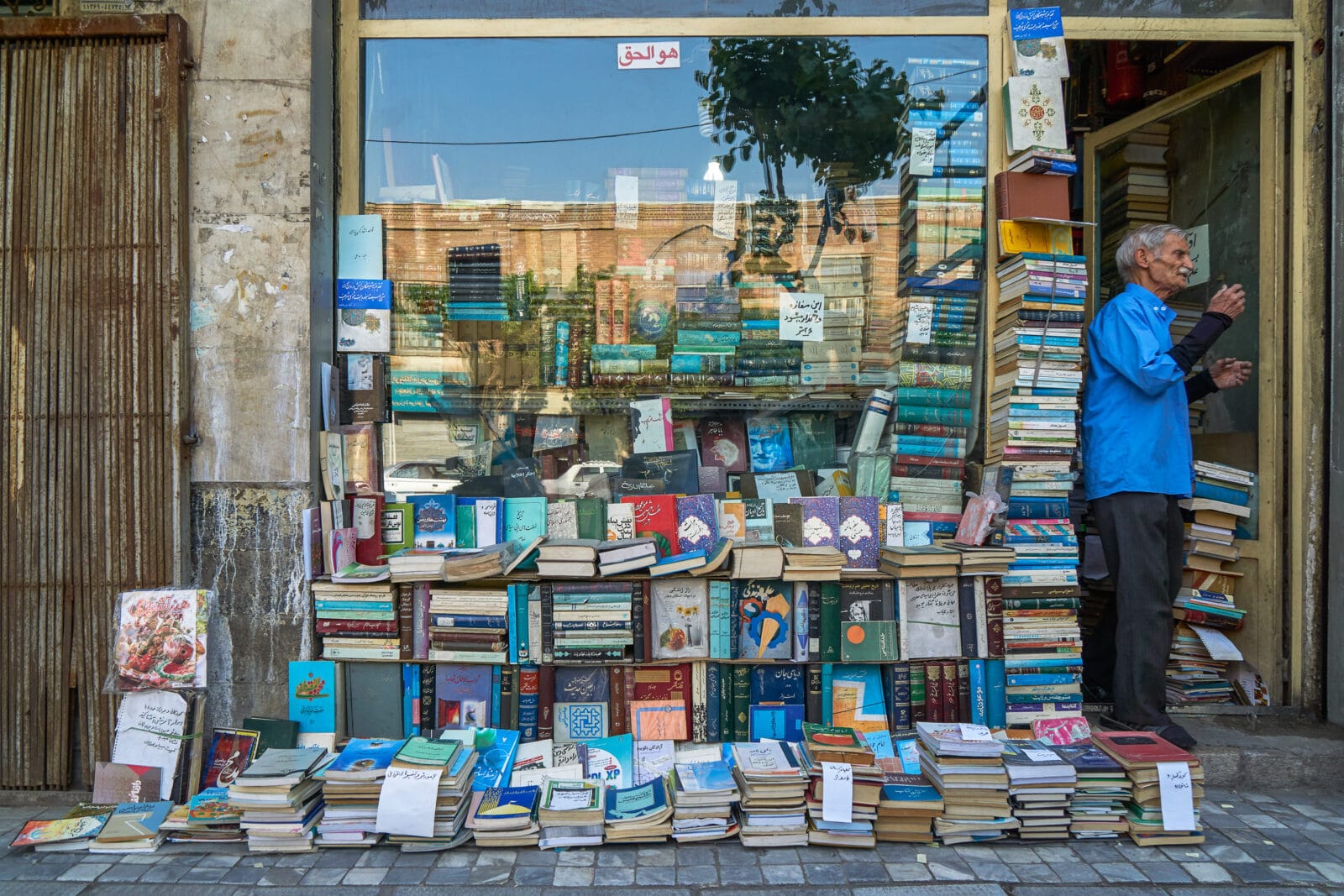 Oude man bij zijn boekenstal in Teheran