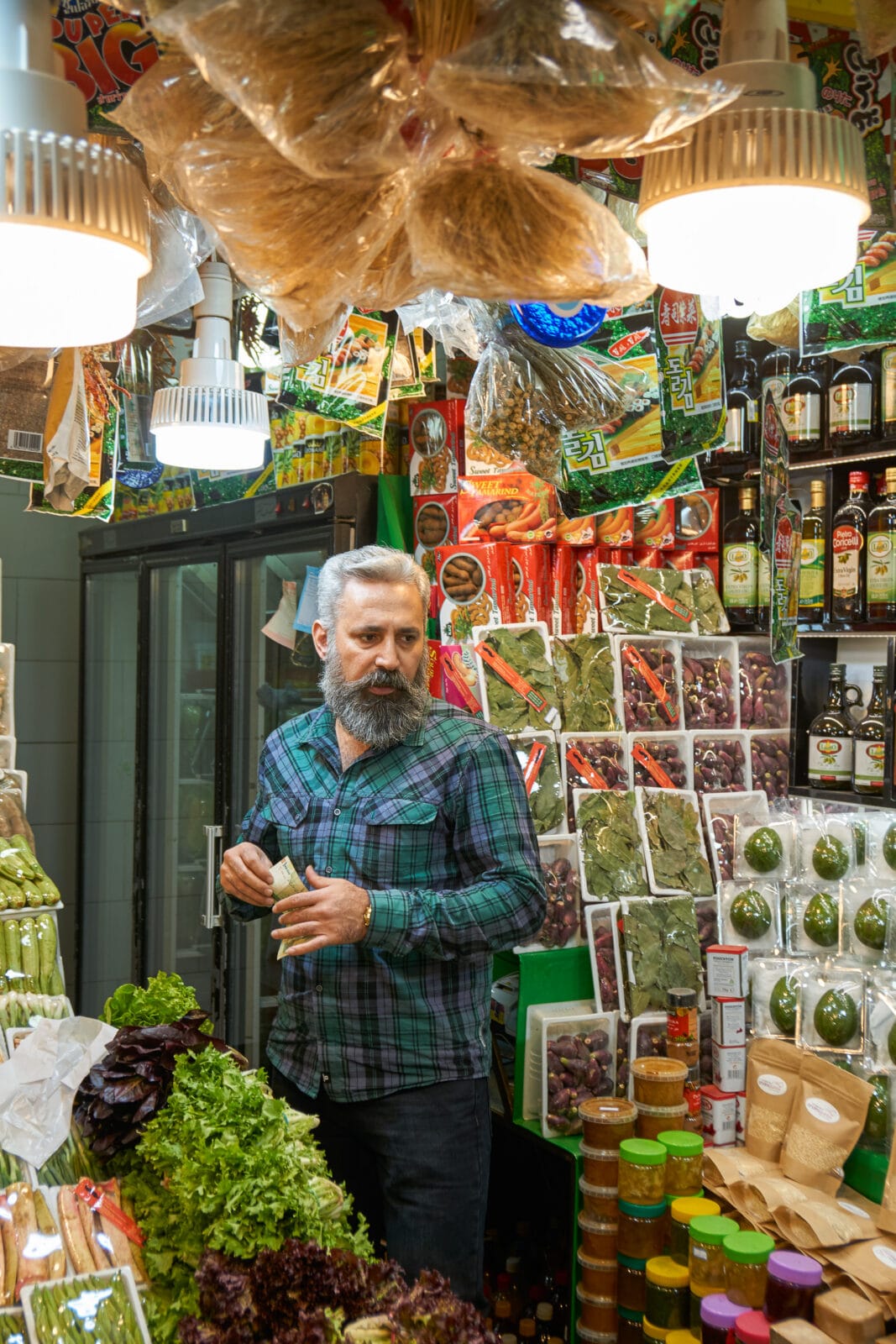 Marktkoopman telt zijn geld in het noorden van Teheran