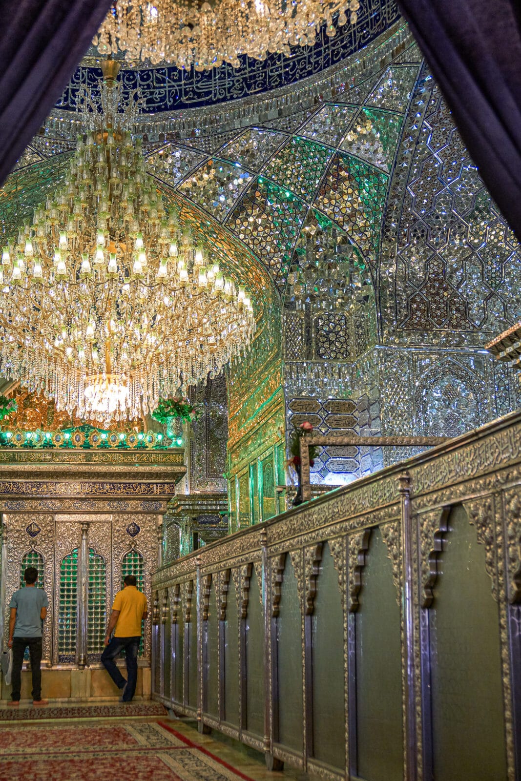 Kroonluchter in de spiegelzaal van Shah Cheragh in Shiraz