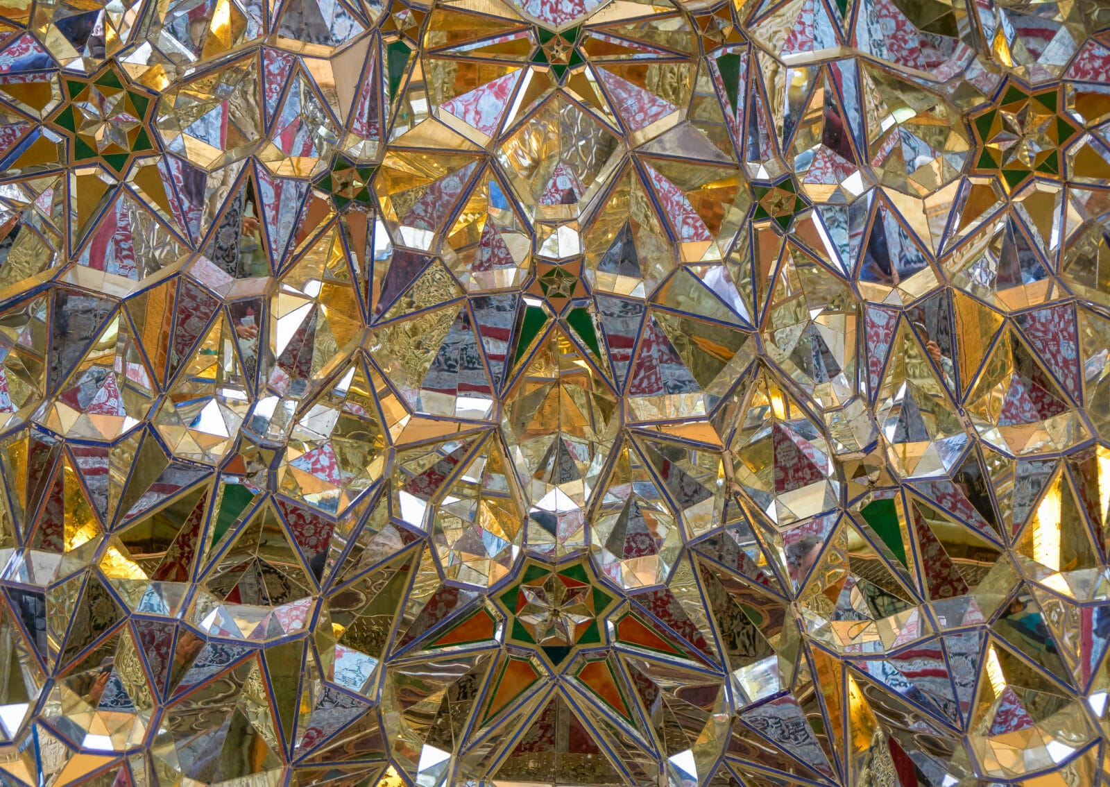 Spiegelmozaïek in geometrische patronen in Shah Cheragh, Shiraz