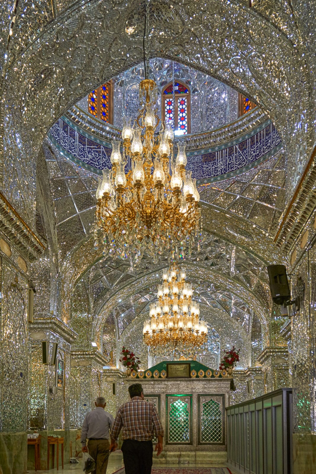 Spiegelzaal met kroonluchters in het Shah Cheragh-mausoleum in Shiraz