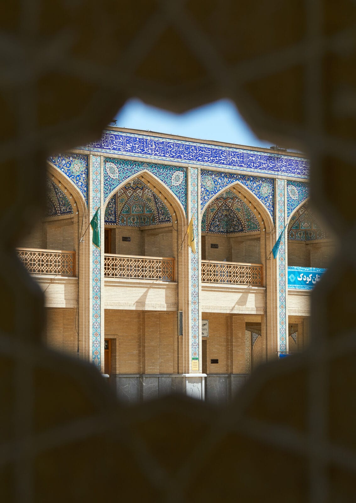 Tegelwerk rond de binnenhof van Shah Cheragh in Shiraz