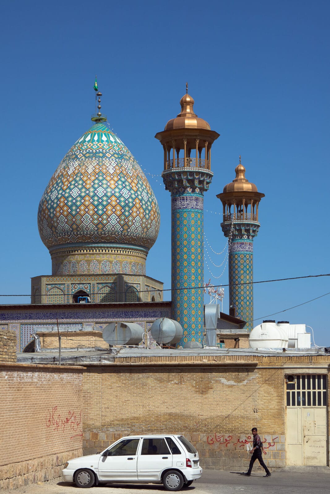 Koepel en minaretten van een moskee tegen een blauwe lucht in Shiraz