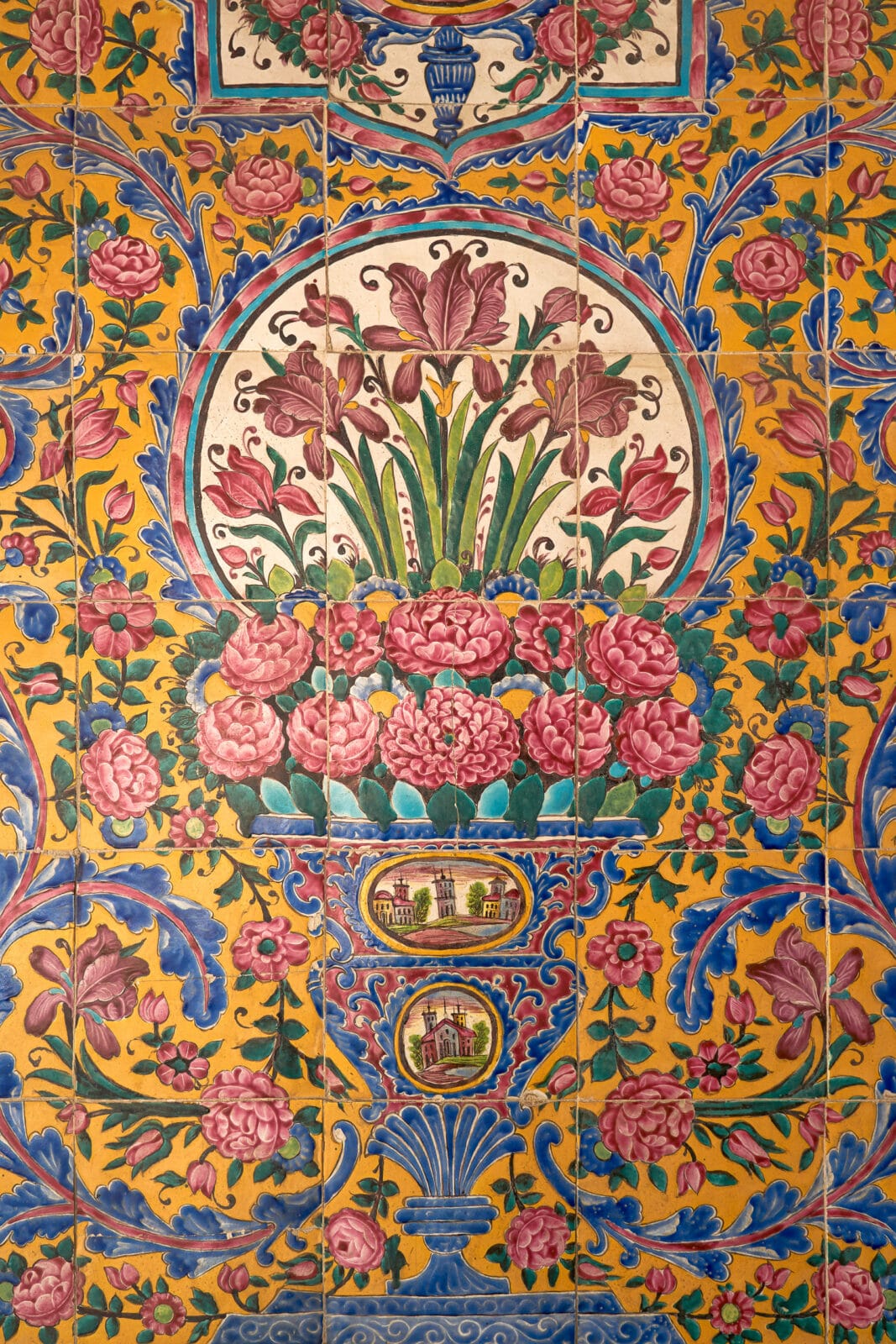 Bloemmotieven in Perzisch tegelwerk in Shiraz