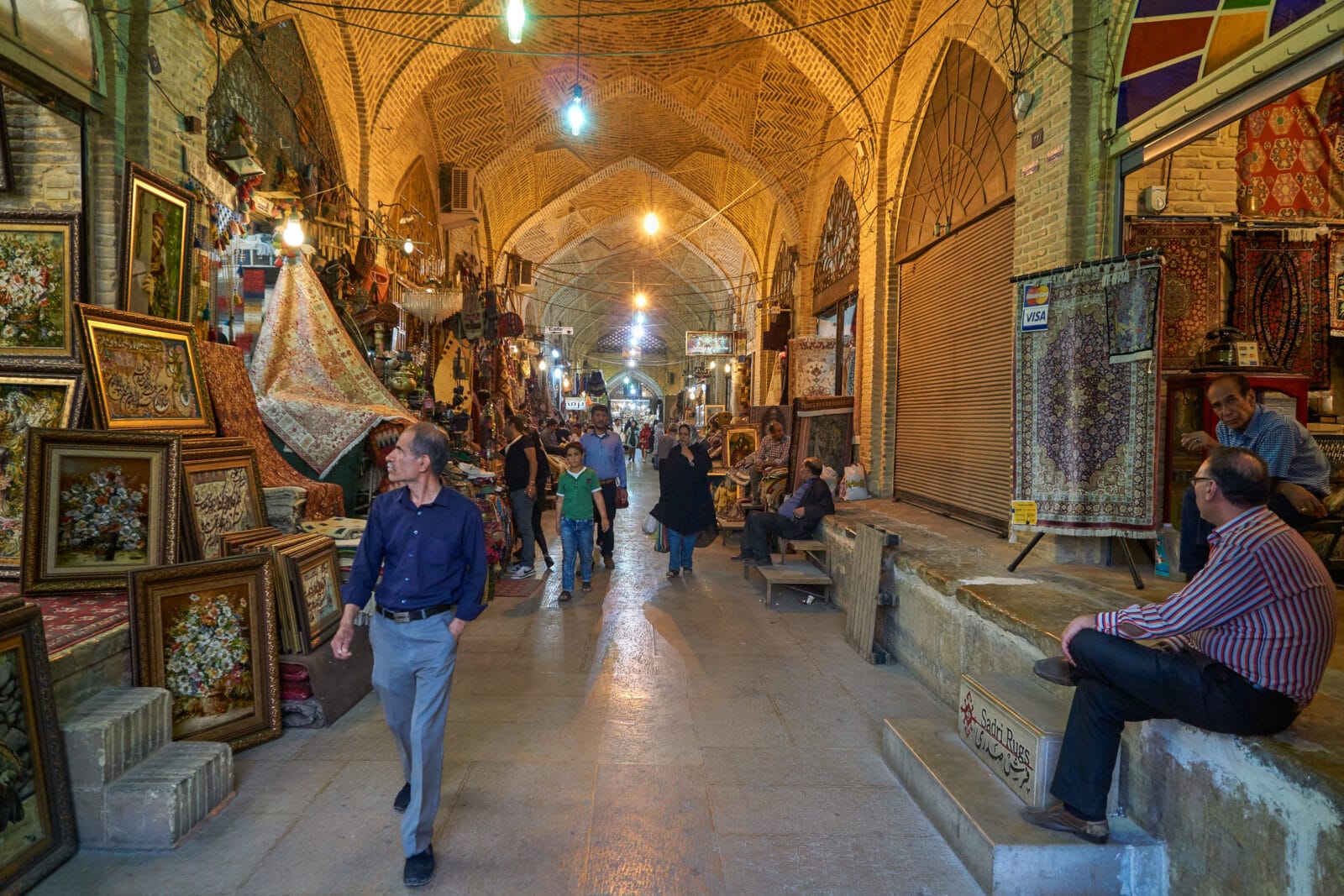 Warm licht boven de gangen van de bazaar in Shiraz