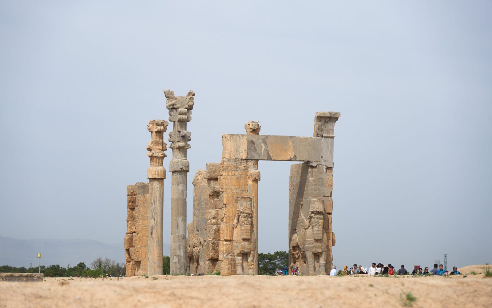 Ruïnes van Persepolis onder een bleke hemel