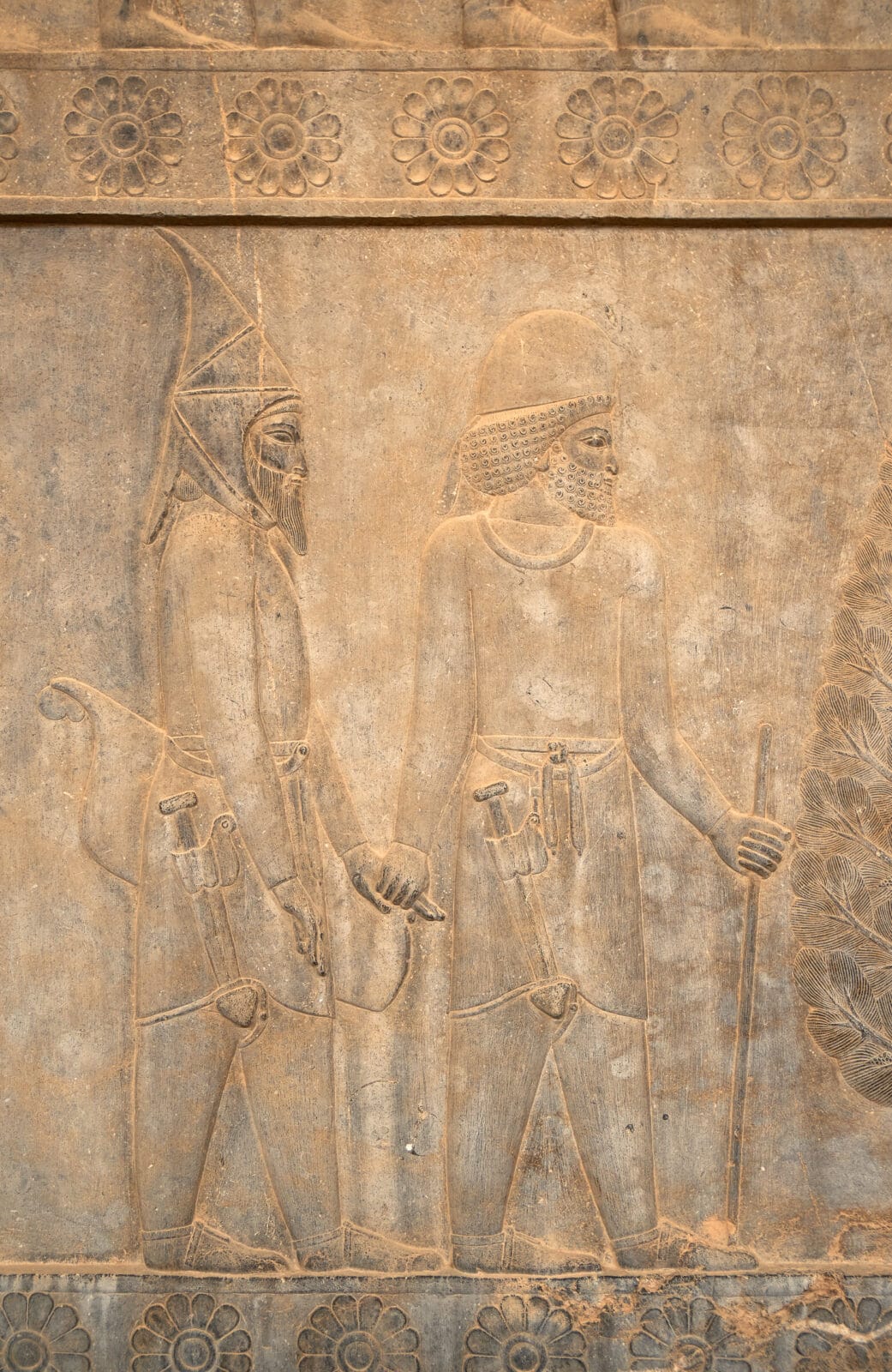 Stenen reliëf met twee schrijdende figuren in Persepolis