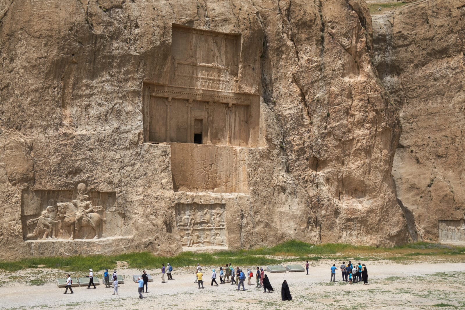 In de rotswand uitgehouwen graven van Naqsh-e Rostam