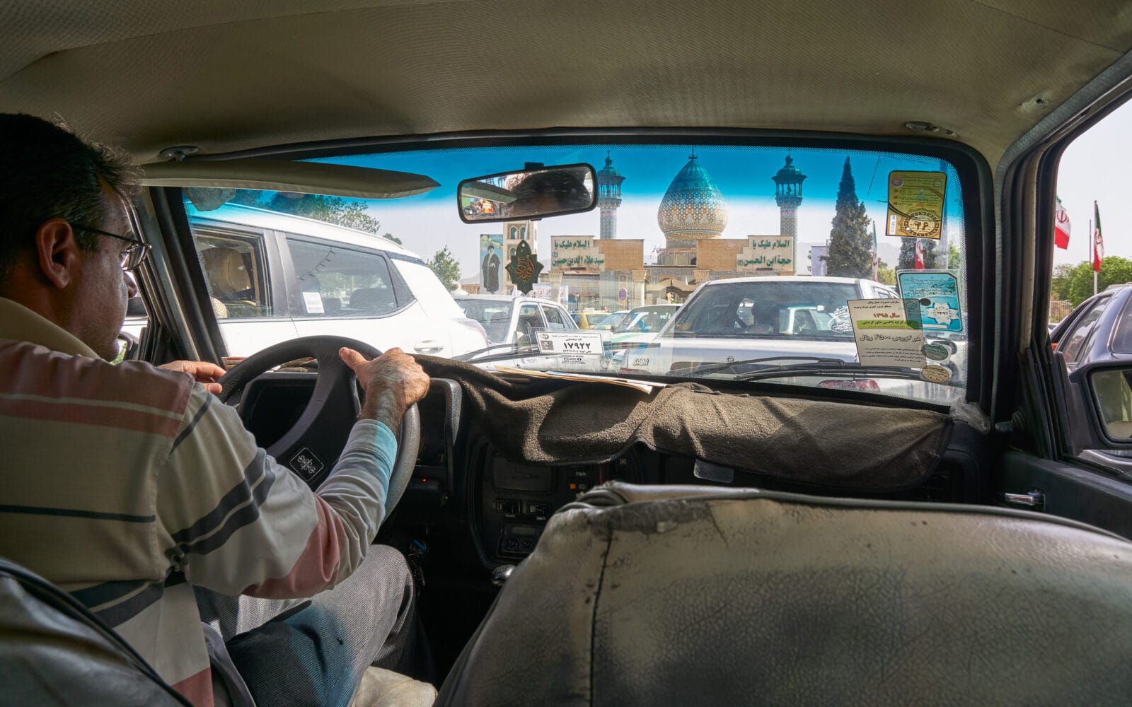 Rijden naar een moskee onder een blauwe lucht in Shiraz